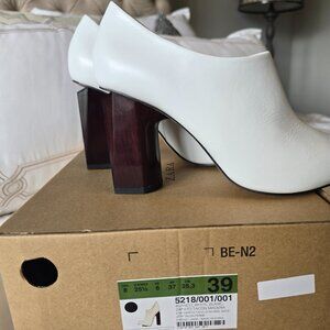 ZARA White Ankle Bootie Size 8.5/39EU -  NWT and Box ("cubed" tortoise heel)